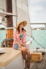 Donna in barca a vela — Foto stock