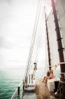 Дві жінки на вітрильному човні — стокове фото
