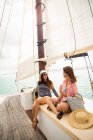 Zwei Frauen auf einem Segelboot — Stockfoto