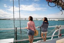 Дві жінки на вітрильному човні — стокове фото