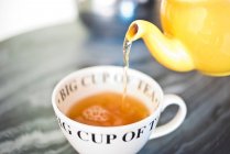 Чай вливається в чай — стокове фото