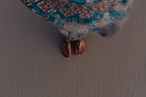 Frauenfüße auf Sand — Stockfoto