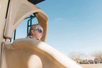 Menina no parque infantil slide — Fotografia de Stock