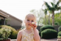 Retrato de menina segurando flor margarida — Fotografia de Stock