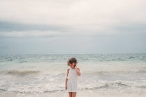 Девушка позирует на берегу моря — стоковое фото