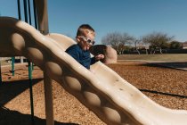Junge auf Spielplatz-Rutsche — Stockfoto