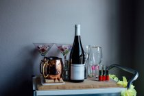 Chariot à boissons avec bouteille de vin — Photo de stock