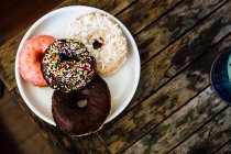 Teller mit Donut-Löchern — Stockfoto