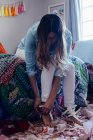 Молода жінка кладе сандалі — стокове фото