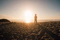 Молодий хлопчик стоїть на пляжі (Буелтон, Каліфорнія, США). — стокове фото