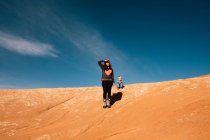Madre e figlio esplorare nel deserto, Moab, Utah, Stati Uniti d'America — Foto stock