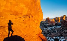 Ombra dell'uomo in piedi sulla roccia, Moab, Utah, Stati Uniti — Foto stock
