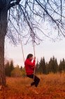 Mädchen schaukelt im park, chusovoy, russland — Stockfoto