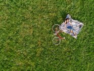 Mulher relaxante na grama — Fotografia de Stock