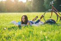 Жінка використовує телефон на траві — стокове фото