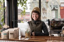 Empregada feminina no café, Nova York, EUA — Fotografia de Stock