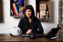 Frau im Geschäft für Fahrradzubehör — Stockfoto