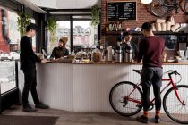 Dipendenti che servono clienti in caffè, Nike e caffetteria, New York, Stati Uniti — Foto stock