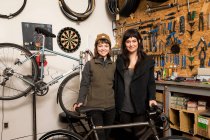 Empleadas en taller de bicicleta - foto de stock