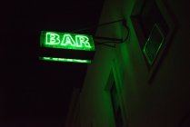 Segnaletica al neon della barra — Foto stock