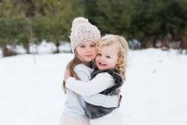 Sisters in snow-covered park, Oshawa, Canada — Stock Photo