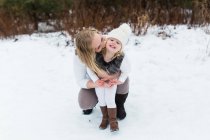Mutter und Tochter im schneebedeckten Park, Oshawa, Kanada — Stockfoto