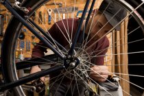 Primer plano de Técnico en taller de bicicleta - foto de stock