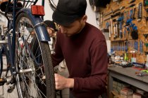 Técnicos em oficina de bicicleta — Fotografia de Stock