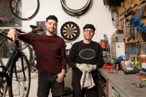 Techniciens en atelier de vélo — Photo de stock