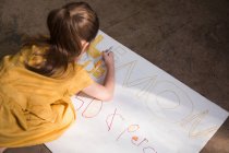 Обрізаний вид дівчини, що малює знак підставки з лимонаду — стокове фото