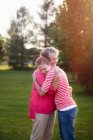 Porträt von Mutter und erwachsener Tochter, die sich umarmen — Stockfoto