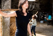 Mujer agricultora y niño con tenedores de paso - foto de stock