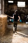 Agricultrice avec fourche à poix — Photo de stock