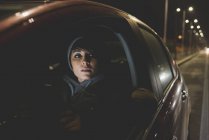 Женщина смотрит из окна машины — стоковое фото