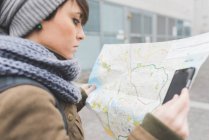 Женщина-турист смотрит на карту — стоковое фото
