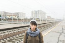 Ritratto di donna in cappello a maglia — Foto stock