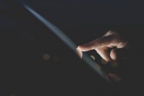 Женский палец с помощью цифрового планшета — стоковое фото