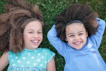 Портрет двух молодых девушек — стоковое фото