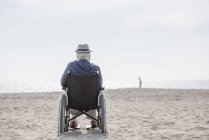 Hombre mayor en silla de ruedas - foto de stock