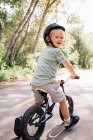 Jovem menino equitação bicicleta — Fotografia de Stock