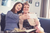 Frau auf Sofa mit Großmutter — Stockfoto