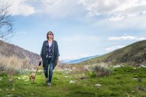 Ältere Frau geht Hund spazieren — Stockfoto