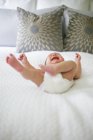 Bambino, sdraiato sul letto — Foto stock