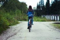 Ragazza adolescente ciclismo — Foto stock