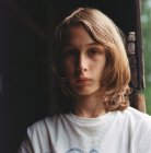 Хлопчик з довгим волоссям, пустотливий вираз — стокове фото