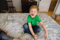 Мальчик сидит со скрещенными ногами — стоковое фото