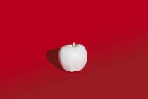 Apfel weiß lackiert — Stockfoto