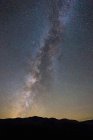 Estrellas y cielo nocturno sobre Valle de la Muerte - foto de stock