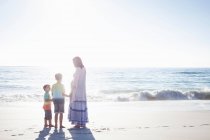 Мати і сини на пляжі — стокове фото