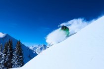 Людина катається на лижах вниз круто — стокове фото